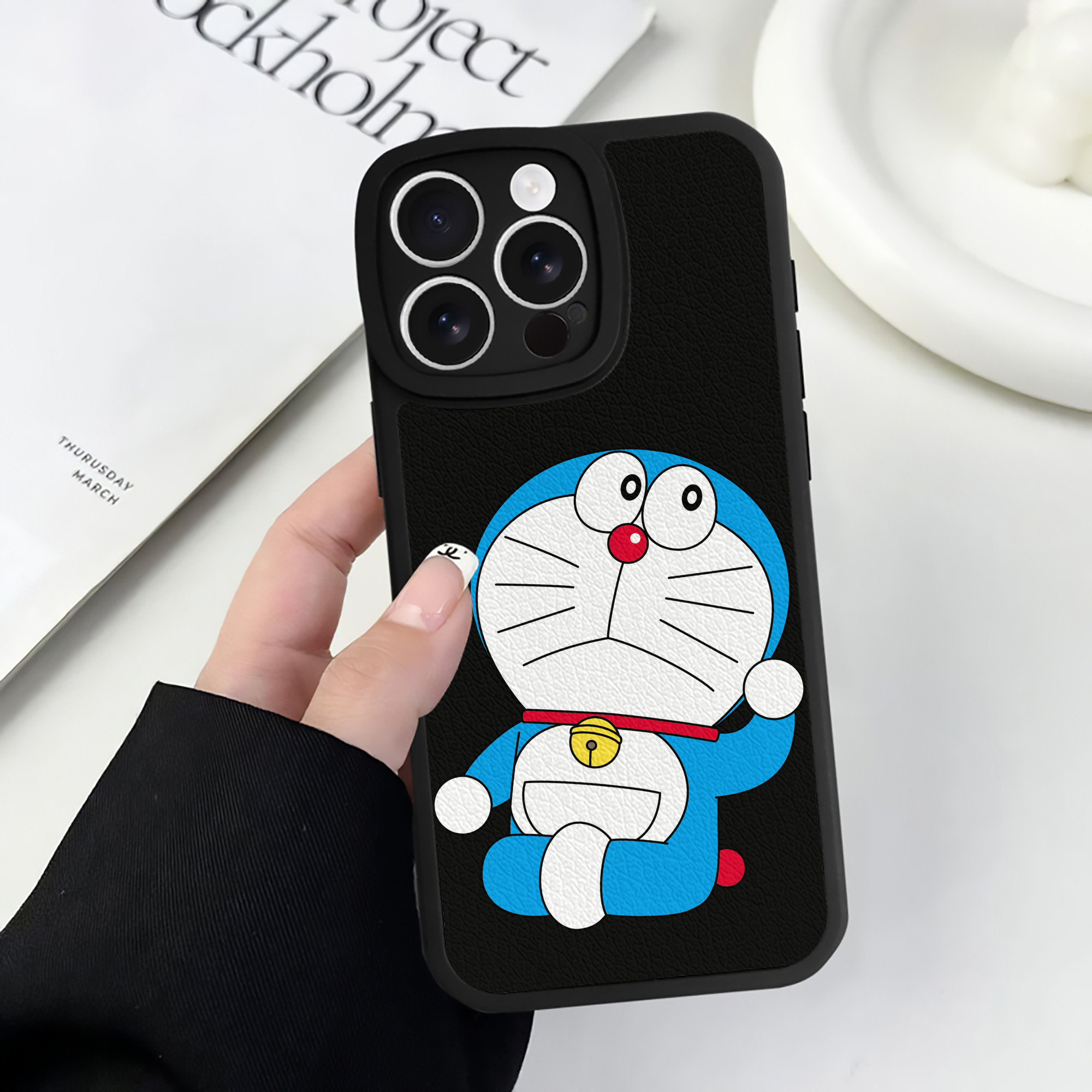 （画像用） ドラえもん Doraemon 【iPhone 16シリーズ対応】シリコンスマホケース（レザー調） 材質：シリコン